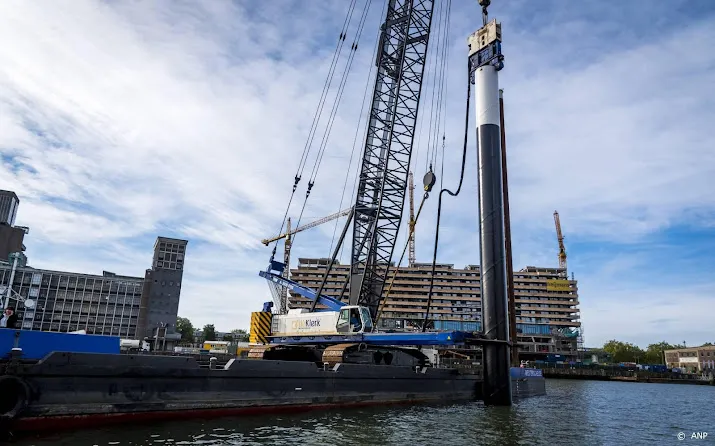 miljoen kuub zand ligt klaar voor dempen deel rijnhaven rotterdam