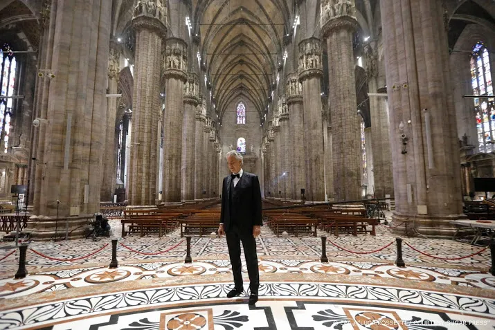 miljoenen mensen kijken naar optreden bocelli in lege kathedraal