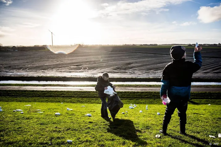 miljoenen plastic korreltjes op waddenkust