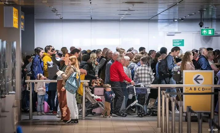 minder druk op schiphol maar velen wachten nog