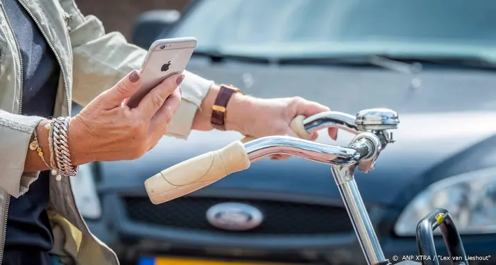 minder fietsers gebruiken mobieltje