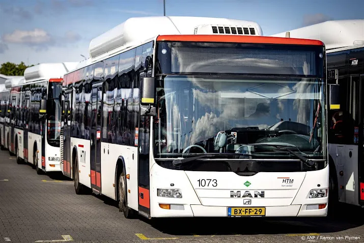 minder trams en bussen in den haag om personeelstekort htm