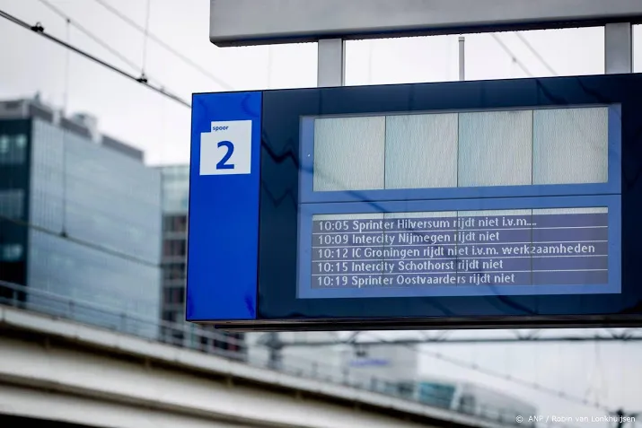 minder treinen door storing bij duivendrecht