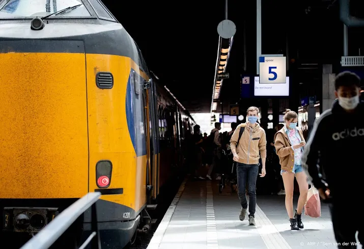 minder treinen van en naar almere door gescheurde spoorstaaf