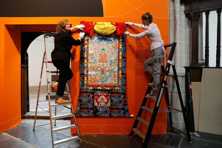mindfull worden op expositie over boeddha