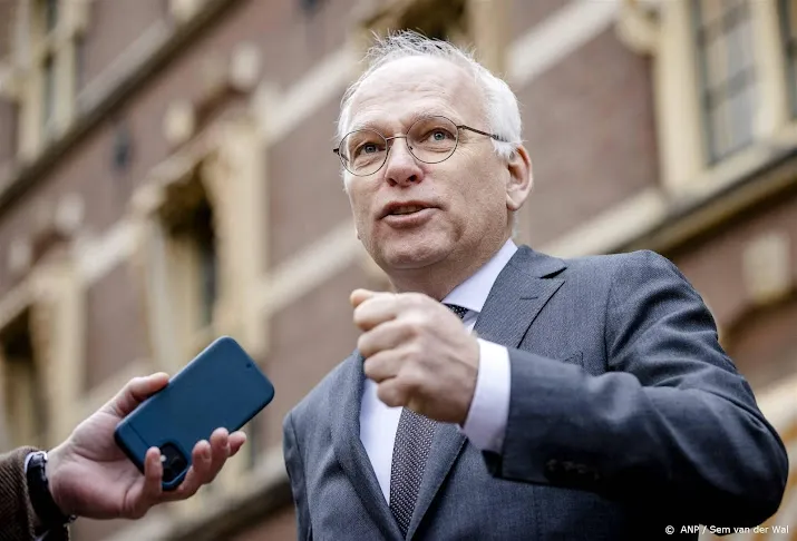 minister adema met spoed uit berlijn naar den haag voor overleg