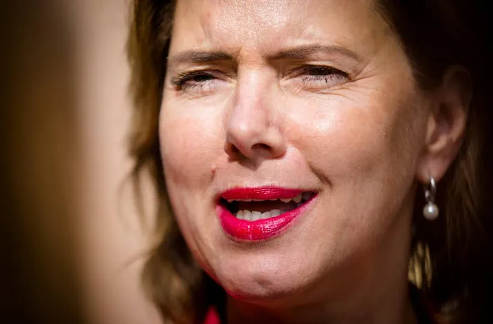 minister bekent fout bij aankoop boten