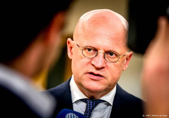 minister bekijkt of om te veel deelt met pers