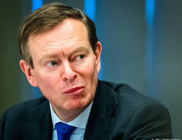 minister belt met mensen in quarantaine vanwege coronavirus