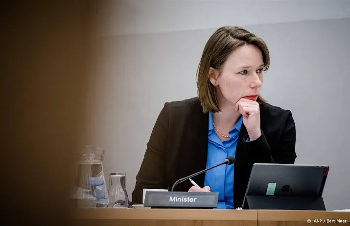 minister bruins slot overheid moet dienstbaar en dichtbij zijn