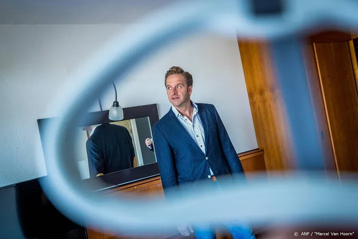 minister de jonge bezoekt coronahotel in het limburgse urmond