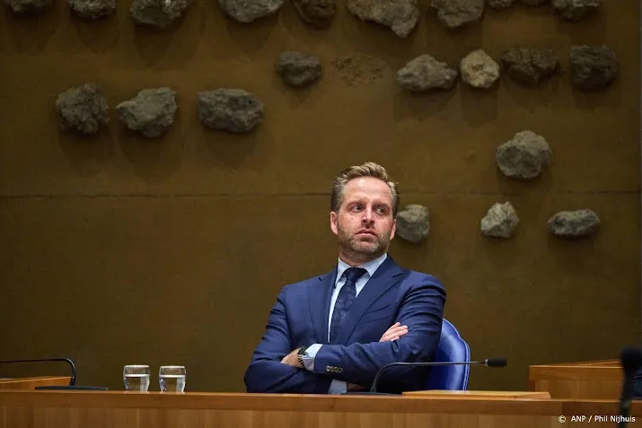 minister de jonge overleeft debat over mondkapjesdeal