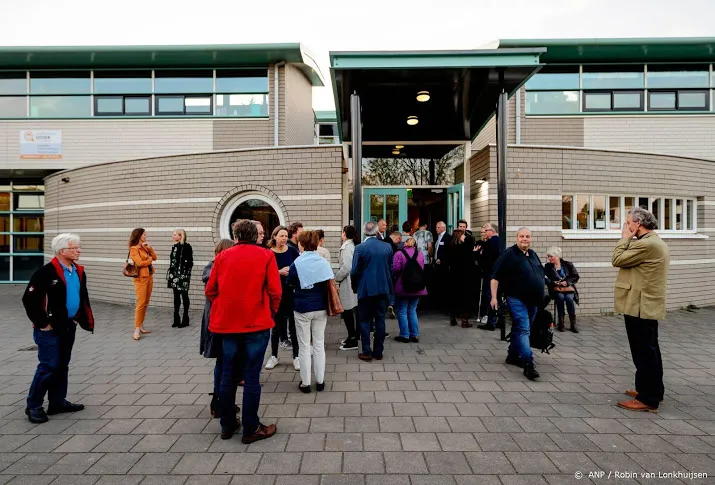 minister dekker belooft meer openheid