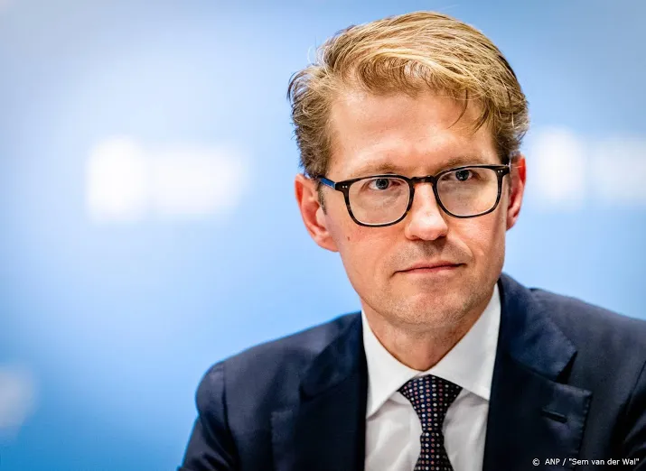 minister dekker krijgt big brother award