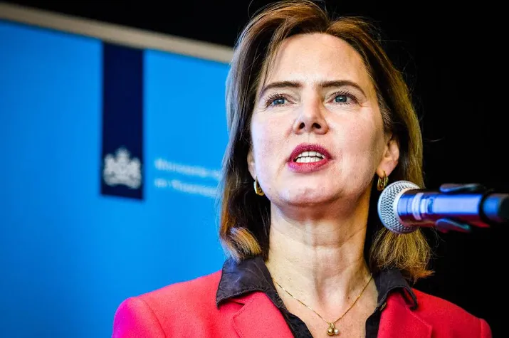 minister flauwekulverhaal van baas schiphol