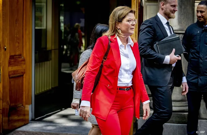 minister gaat koffie drinken voor steun aan stikstoffonds
