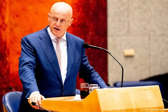 minister geweld tegen agenten verder aanpakken