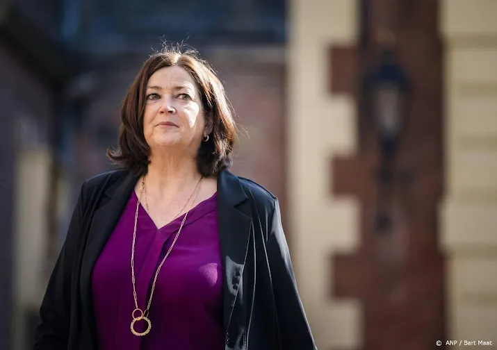 minister helder langdurige zorg wil rem op groei zorgpersoneel