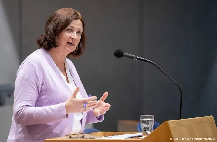 minister houdt vast aan huidige covid regeling zorgpersoneel