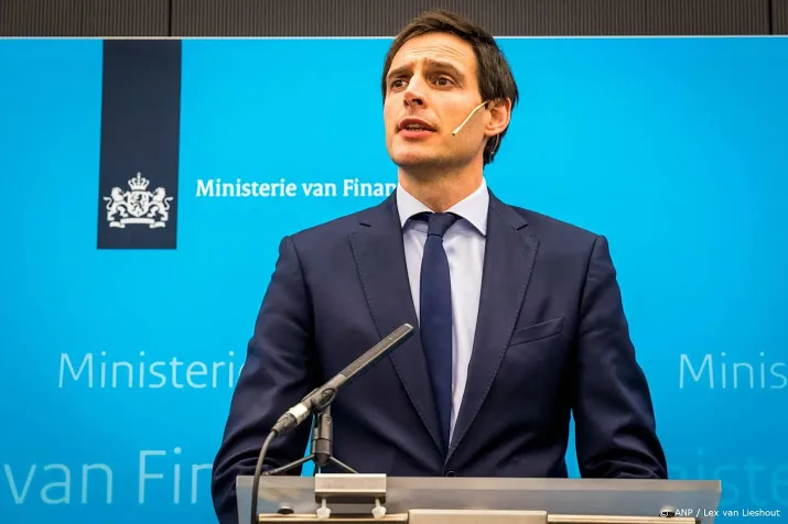 minister in parijs om plooien glad te strijken
