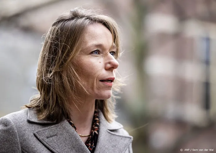 minister kamer moet beslissen over inperken giften aan politiek