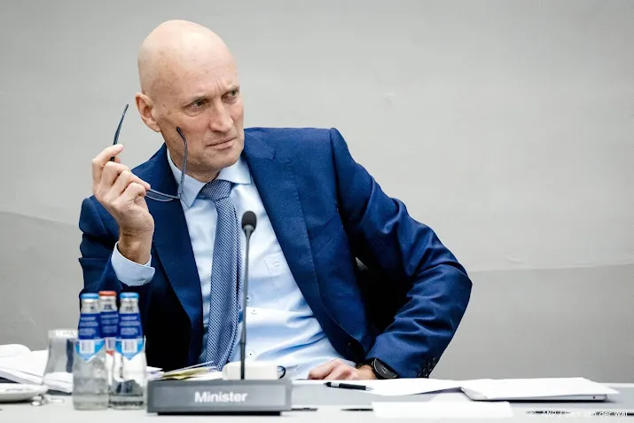 minister kuipers wil af van coronareispas voor jongeren