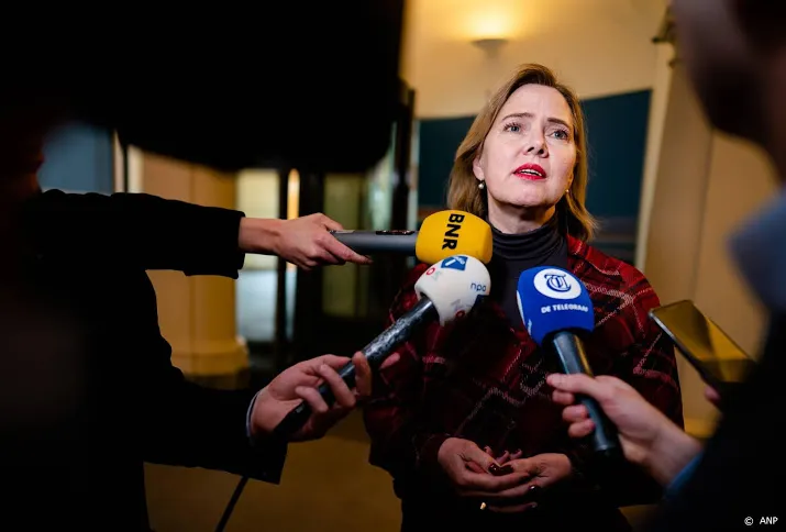minister lobbyen staat schiphol vrij ik trek mijn eigen plan