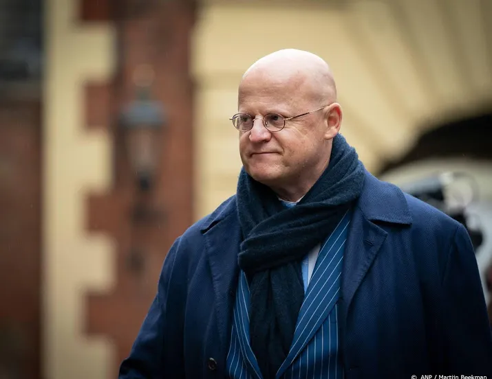 minister nodigt mishandelde wijkagent uit