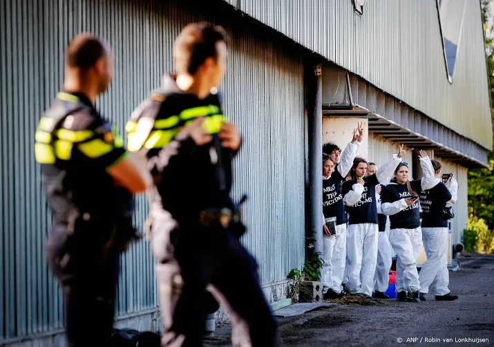 minister op bezoek bij belaagde varkenshouder