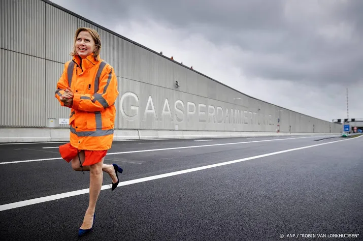 minister opent eerste rijstroken gaasperdammertunnel a9