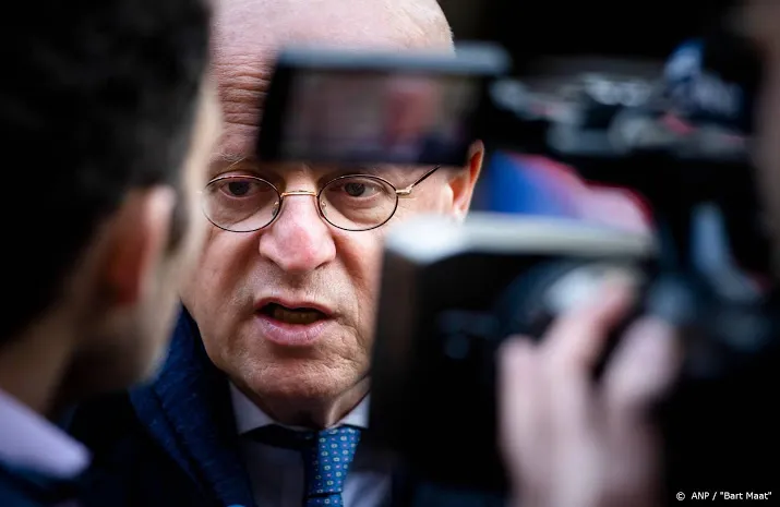 minister oppert achterdeur in sociale media