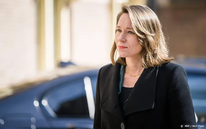 minister overheid moet informatie niet achterhouden maar delen