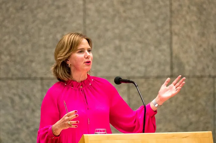 minister praat in limburg over wateroverlast