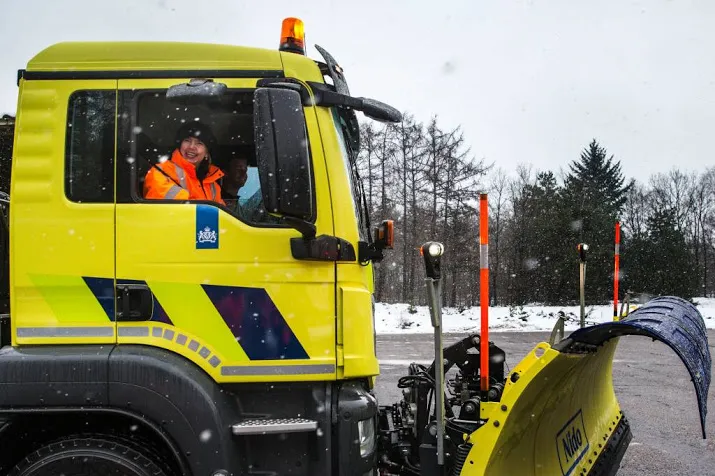 minister rijdt mee met lavastorm