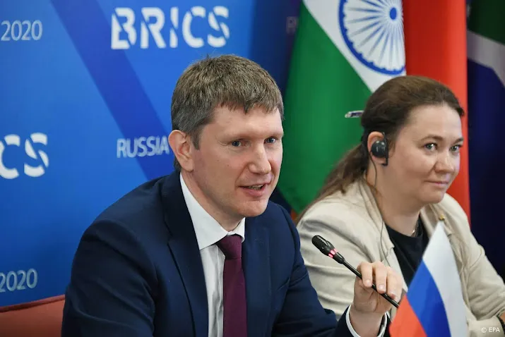 minister russische economie krimpt minder dan verwacht