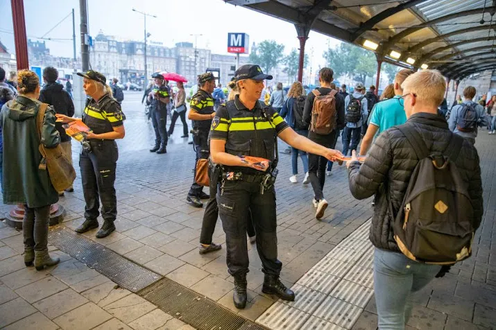 minister sommeert politie over acties