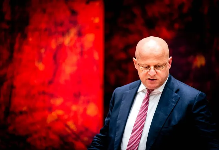 minister spreekt adam aan over van den heuvel