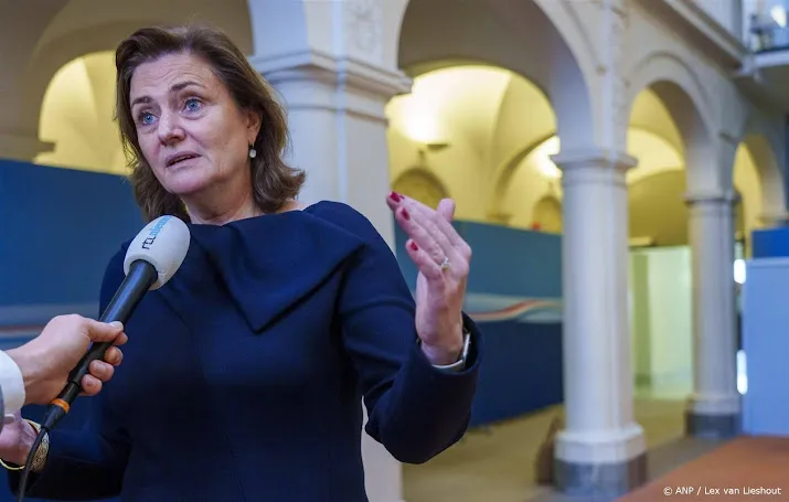 minister stuurt twaalf excuusbrieven om salafisme onderzoek