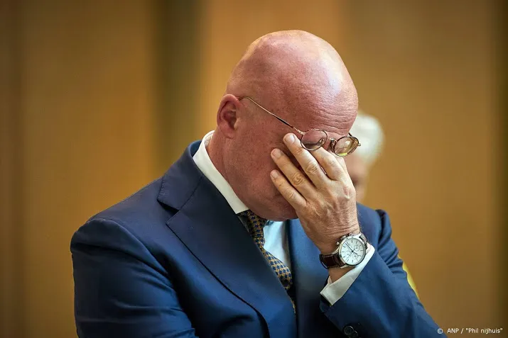 minister trekt zich pijnlijk oordeel over storingsaanpak aan