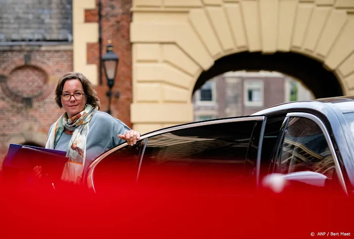 minister van ark neemt zes weken rust wegens nekproblemen