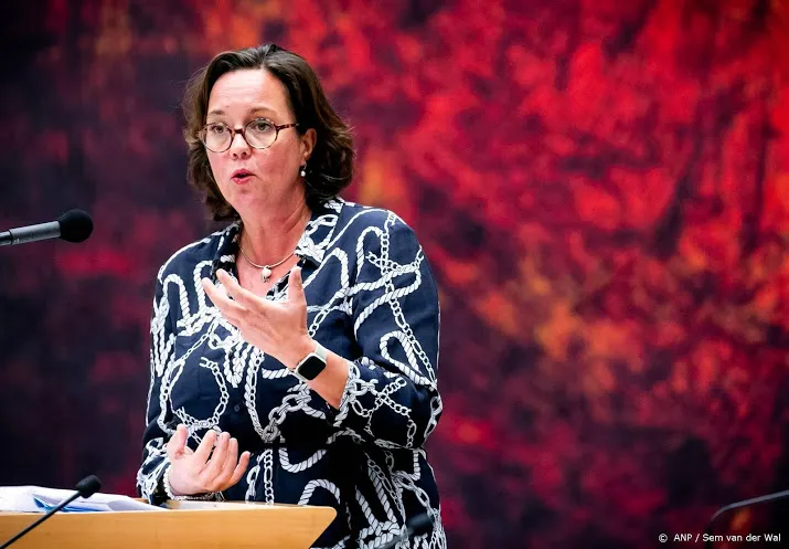 minister van ark werkt thuis gezinslid ondergaat coronatest