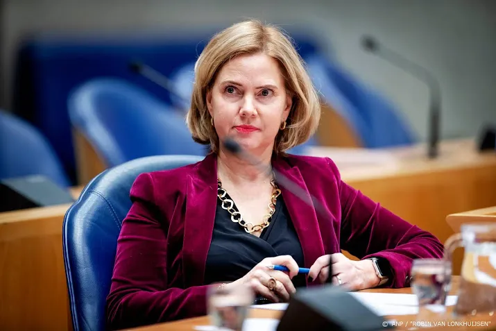 minister van nieuwenhuizen ontmoette besmette collega in jakarta