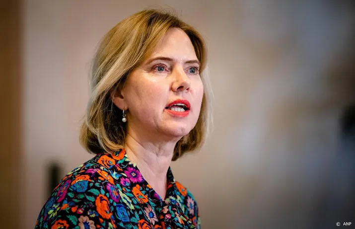 minister van nieuwenhuizen spoel geen mondkapjes door de wc