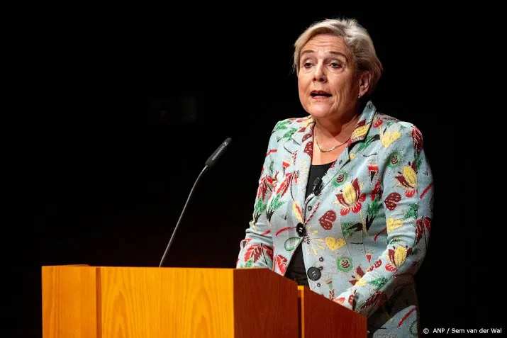 minister verdedigt inzet legermaterieel
