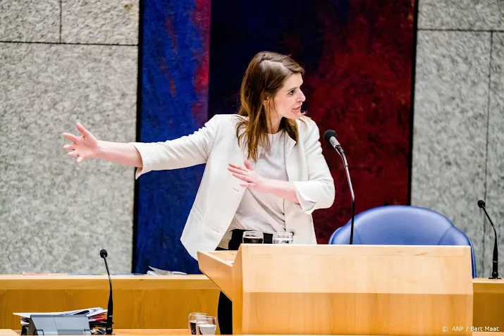 minister visser aan gewelddadige voetbalfans ga op kickboksen