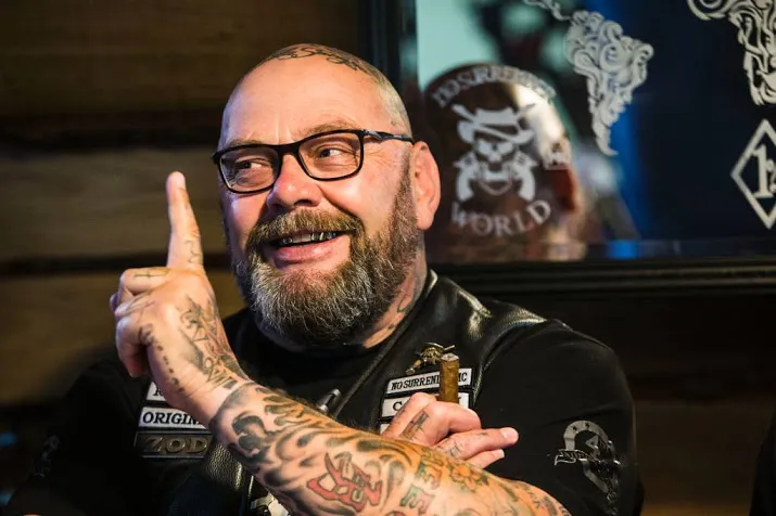 minister vragen over geld naar baas motorclub