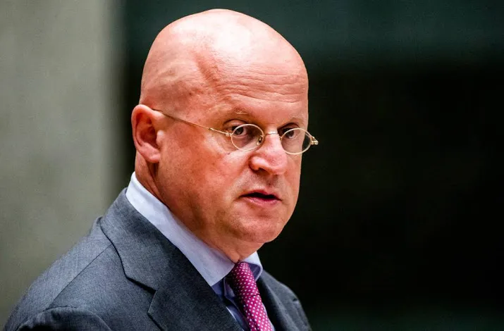 minister weegt zwaardere straf discriminatie