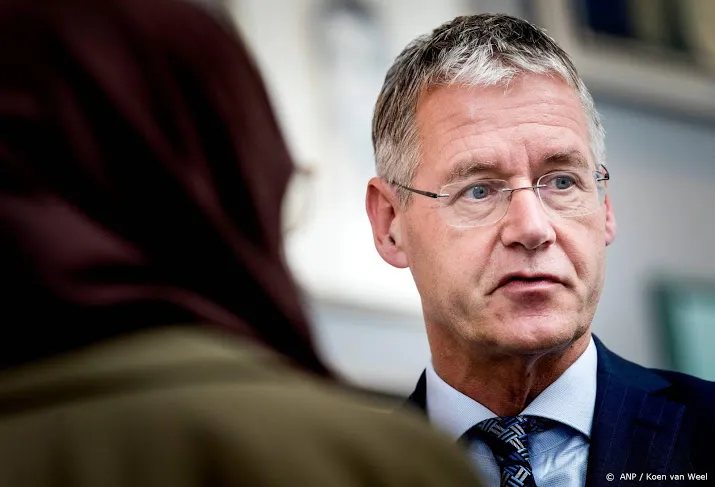 minister wijst leraren op beschikbaar geld