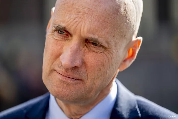 minister wil dat verzekeraars zorgpolissen tegen licht houden