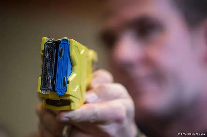 minister wil ook taser maar vraagt geduld